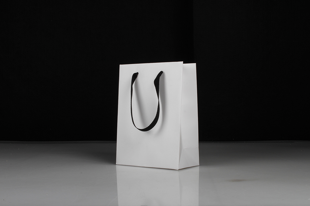 中號(hào)簡(jiǎn)約型米白色白卡紙袋 中號(hào)簡(jiǎn)約型米白色白卡紙袋