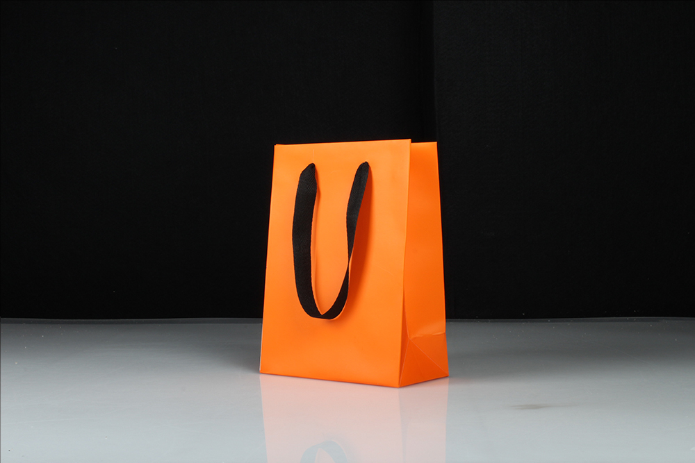 中號(hào)簡(jiǎn)約型橙色白卡紙袋 中號(hào)簡(jiǎn)約型橙色白卡紙袋