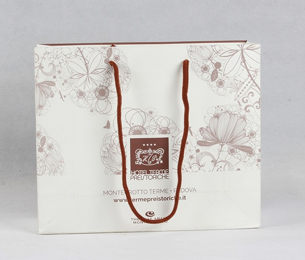 服裝紙袋設(shè)計(jì)時(shí)需要注意哪些事項(xiàng)? 服裝紙袋設(shè)計(jì)時(shí)需要注意哪些事項(xiàng)?